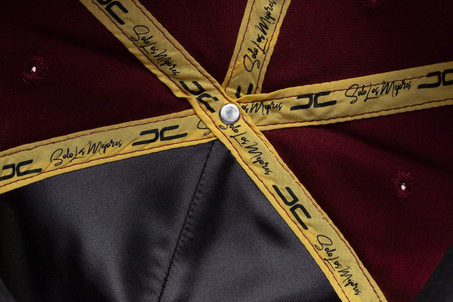 
                  
                    COHETE BURGUNDY
                  
                
